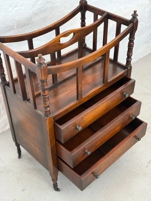 Porta riviste Canterbury in legno stile antico 3 cassetti su ruote mogano 76 cm - Immagine 1 di 4