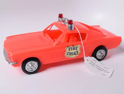 Coche de policía de plástico prensado Ford Mustang rojo vintage Fastback coche de juguete vintage Foto 1 de 4