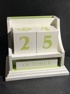 Hallmark Calendario e Organizzatore da Scrivania Perpetuo in Legno, 5,25x3,75x4,25”, Bianco e Verde - Foto 1 di 11