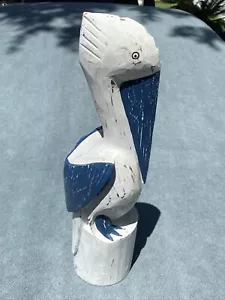PELICANO SEDUTO SU ACCATASTAMENTO LEGNO INTAGLIATO A MANO SCULTURA TROPICALE DECORAZIONE UCCELLINO - Foto 1 di 2