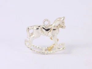 Impresionante Dije Caballo Mecedor Plateado Damas Dorado De Colección 2.7g SJ11 - Imagen 1 de 2