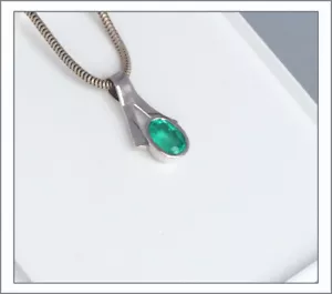 Wunderschön leuchtender Smaragd im Anhänger Weißgold - von Greenfire - Bild 1 von 6