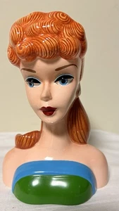 Barbie Senior Baile de graduación Vestido Cabeza Florero 1994 Enesco De Barbie Con Amor 1963 Mattel - Imagen 1 de 9