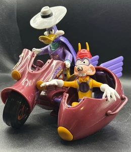 RARO veicolo moto Playmates Darkwing Duck Ratcatcher con 2 personaggi - Foto 1 di 4
