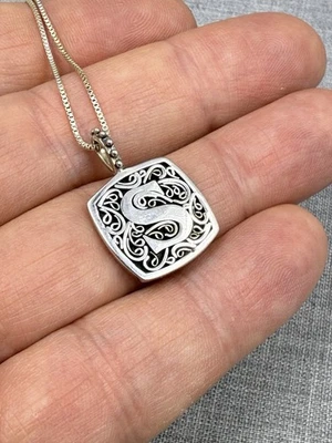 Collar Colgante Lori Bonn S Inicial Pergamino Forma Cuadrada Plata de Ley .925 Foto 1 de 4