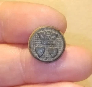 ANTIQUE BUTTON WITH HEARTS UNDER CROWN PIRATE ERA COLONIAL TIMES - Picture 1 of 3