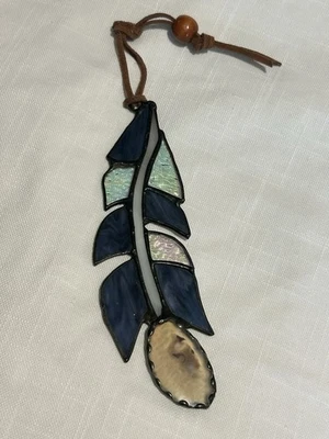 Ручная работа в США витраж перо Suncatcher синий с кожаной вешалкой 7" - Изображение 1 из 4