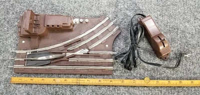 LIONEL 5121 027 LEFT TURNOUT & REMOTE CONTROL SWITCH - Image 1 of 4