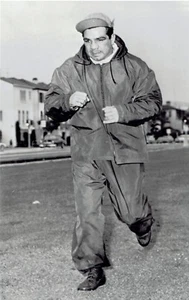 1960 Wire Photo boxer Duilio Loi runs during training for championship fight - Picture 1 of 2