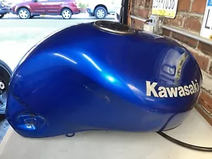 Gas Tank with Cap Petcock 2000 KAWASAKI 750 ZR7 1999-2004 - Picture 1 of 14