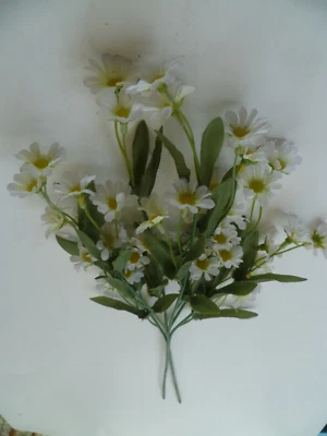 2 Stiele  Blumen Margeriten weiß Seidenblumen basteln Dekoration,Länge 44 cm - Bild 1 von 4