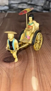 Vintage Asiatico Celluloide Uomo Tira Geisha Con Ombrello Riscione Carrello Giappone - Foto 1 di 9