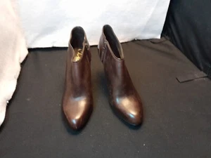 LNWO 9.5B COLE HAAN SPORTY  SIDE ZIP BROWN LEA. 3.5" HEEL ANKLE BOOTIES PUMPS - Picture 1 of 12