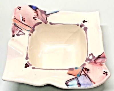 手工制作坚果饰品糖果盘粉色抽象陶器艺术家签名褶皱 — 第 1/4 张图片