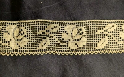 Dentelle ancienne, Bord écru jaune Fleurs fond Carrés, 3.6 m x 3.7 cm, Calais - Photo 1/3