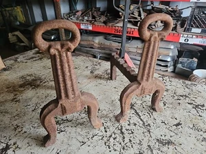 Antiguos soportes de troncos de hierro fundido Andirons para perros de fuego diseño rústico - Imagen 1 de 6