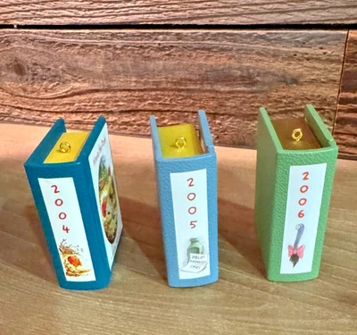 Hallmark Keepsake Ornament Winnie the Pooh Book Series 2004-2006 #5084.4102.8336 Foto 1 de 4