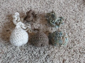 NUEVO - Lote de 3 juguetes de bolas de ganchillo hechos a mano con cordones - Imagen 1 de 3