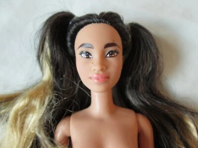 Barbie Fashionistas Desnuda # 145 Muñeca Pecas Colas de Caballo Largas Rubia Raya Pequeña Foto 1 de 4
