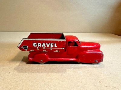 Caminhão basculante vintage Marx Toys aço prensado vermelho areia e cascalho 9" feito nos EUA - Imagem 1 de 4