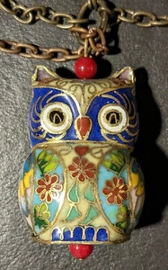 Estatuilla de búho vintage de latón esmaltado Cloisonne con cadena - Imagen 1 de 20