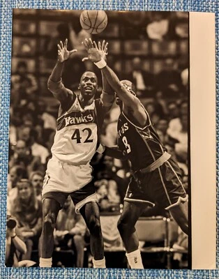 Kevin Willis - Type 1 original photo - 1990's - battle with Moses Malone  - Image 1 of 2
