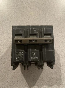 Disyuntor ITE 3 polos 30 amperios 240 voltios EQP330  - Imagen 1 de 9