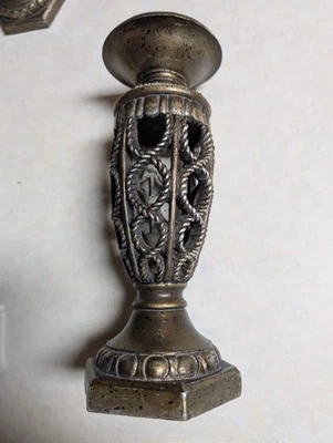 Suporte de vela pedestal alto ouro acabamento antigo 10" altura 3" circunferência. - Imagem 1 de 4