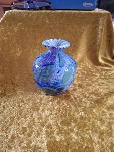 Handgefertigte Guernsey Island Studio Glas Posy Vase in blau - 3 Löwenmarke - Bild 1 von 8