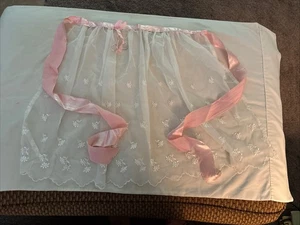 Vintage transparente Braut Halbschürze weiß mit rosa Satinborte & 2 Silberringen an der Schleife - Bild 1 von 6