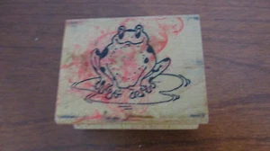 FROSCH AUF EINER LILIENPAD Gummistempel auf Holz ~ 2" x 1,5" - Bild 1 von 2