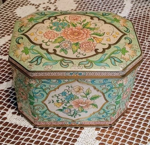 Vintage Tin by DAHER Long Island, N.Y. Made in England with Hinged Lid - Picture 1 of 11