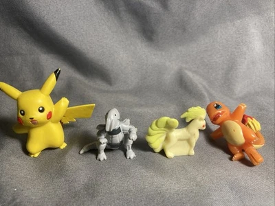 Мини-фигурки покемонов лот из 4 Pikachu Charmender  - Изображение 1 из 4