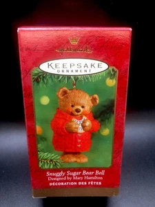 Hallmark Keepsake Adorno de Navidad Acurrucado Oso Campana 2001 - Imagen 1 de 12