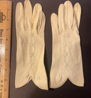 Vintage Women’s White Leather Gloves. Size 6 - Image 1 of 2