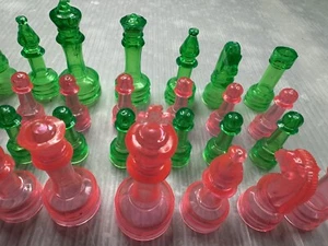 HASBRO 1971 Family Fun SCACCHI gioco da tavolo ricambio SET PEZZI/32 rosa e verde - Foto 1 di 11