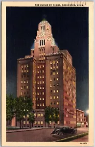 Postal publicada 1938 The Clinic By Night Rochester Minnesota MN Avenue Street - Imagen 1 de 2