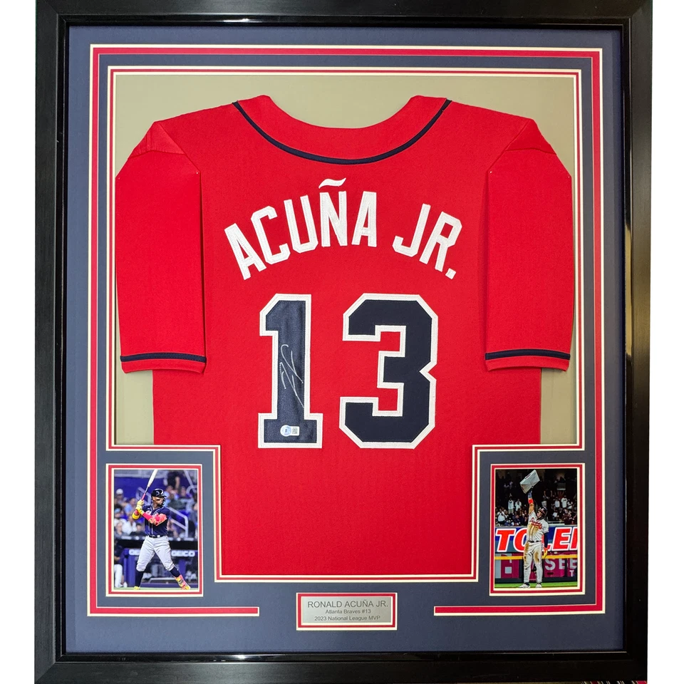 Camiseta deportiva roja de Ronald Acuña Jr. 33x42 Atlanta con certificado de autenticidad JSA autografiada/firmada enmarcada Foto 1 de 2