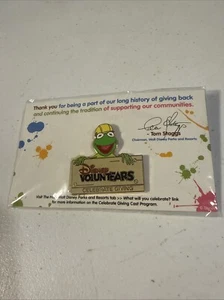PIN EXCLUSIVO KERMIT MIEMBRO DEL ELENCO MUNDIAL DE WALT DISNEY VOLUNTARIOS NUEVO EN PAQUETE - Imagen 1 de 2