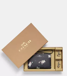 NWT COACH C7401 Boxed Corner Zip Wristlet With Snowman Print - Picture 1 of 10