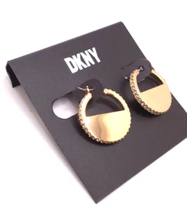 Hermosos pendientes de aro pavimentados de cristal medio/medio texturizado tono dorado DKNY - Imagen 1 de 5