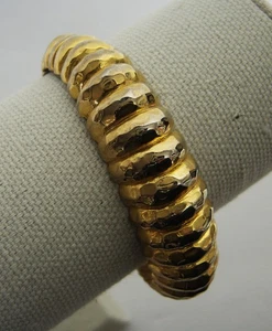 Vintage Gold Tone Wide Clamper Bangle Bracelet Hammered Ribbed Scalloped Hinged - Picture 1 of 6