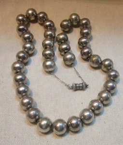 Silberfarbene Perlenkette Vintage an Kette - Bild 1 von 10
