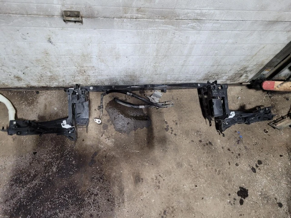 (ТОЛЬКО МЕСТНЫЙ ПИКАП) Основная опора радиатора подходит для BMW 740i 1957152 13-15 годов выпуска - Изображение 1 из 4