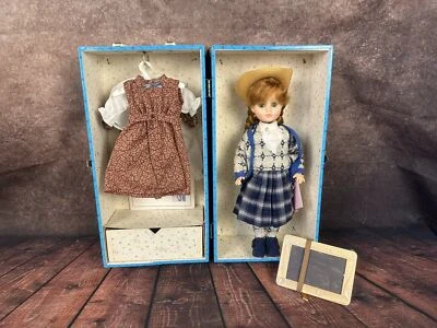 Boneca Madame Alexander Anne of Green Gables Anne Goes to School conjunto de baú 14” - Imagem 1 de 4