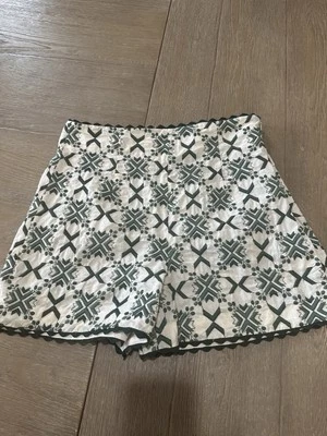 Pantalones Cortos Básicos Zara Verde Marfil Bordados Tiro Alto Talla M Borde Cintura Foto 1 de 3