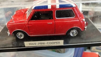 Solido Mini Cooper W/Flag 1:18 Scale Diecast Model Car In Case Red - Image 1 of 4