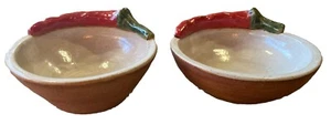2er Set: Glasierte Keramik Salsa Hot Sauce Schalen Chilischote signiert Zweiger - Bild 1 von 14