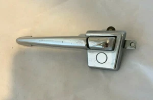 Manija puerta trasera izquierda cromada audi 60 75 90 f103 68436907 (24 nueva nos - Imagen 1 de 8