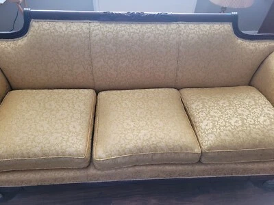 Antiguo sofá Davenport con tela dorada y madera de caoba enfatizar elegante  Foto 1 de 4